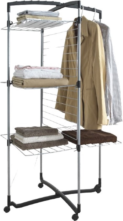 Zilverkleurige droogtoren met 3 etages, gevuld met opgevouwen kleding en een beige jas.