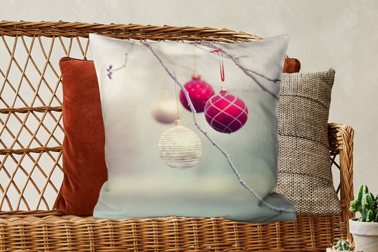 Sierkussens - Kussentjes Woonkamer - 60x60 cm - Een close-up van kleurrijke kerstballen tijdens een ijzige dag - Kerstversiering - Kerstdecoratie voor binnen - Woonkamer
