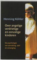 Boek "Over angstige, verdrietige en onrustige kinderen" met een afbeelding van een jong kind dat langs een deur kijkt.