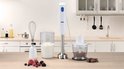 Witte Braun staafmixer in keukenopstelling met garde, maatbeker en hakmolen.
