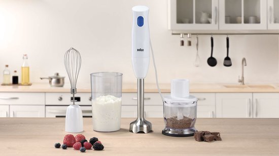 Witte Braun staafmixer in keukenopstelling met garde, maatbeker en hakmolen.