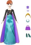 Anna pop met accessoires: kroon, ketting, handtas, schoenen, ring, haarclip.