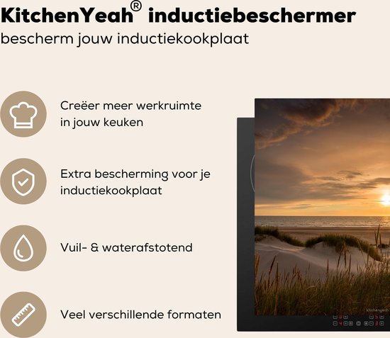 KeukenYeah® inductiebeschermer met zonsondergang over duinen en zee. Vuil- en waterafstotend.
