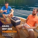 Drie mannen op een boot genieten van drankjes, met een blauwgrijze koelbox in het midden.