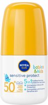 NIVEA SUN Babies & Kids Sensitive Roll-On Zonnebrand Stick - Baby en Kind - SPF Factor 50 - Zonnestick Gevoelige huid - Ongeparfumeerd - Extra waterbestendig - 50 ml