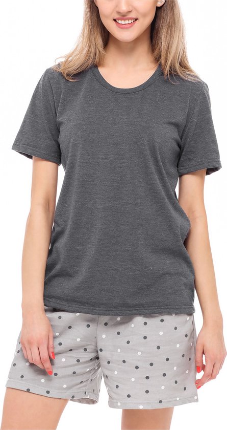 Model in een donkergrijs T-shirt en een lichtgrijze short met stippen.