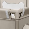 Close-up van de hoekverbinding van een beige box met klittenbandsluitingen.