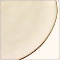 Close-up van een beige dinerbord met een verweerde gouden rand.
