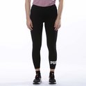 Gedeeltelijk beeld van een vrouw in zwarte legging met groot wit Puma-logo op de zijkant van de broekspijp.