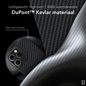 Close-up van een grijs en zwart carbon patroon hoesje, gemaakt van aramidevezels.