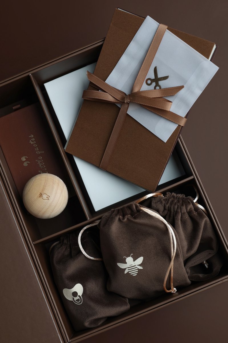 Pure Moms - Bruine Luxe Memory box - Baby Herinneringsdoos - Kraamcadeau - Babyshower Babycadeau - Voor Eerste Babyjaren - Houten Tanden doosje - Zeer luxe Baby Geschenkset - 24 delig Herinneringsdoos - inclusief inktafdrukje - Speentje – foto 3