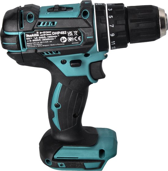 Zij-aanzicht van een turquoise en zwarte Makita accuboormachine met specificaties.