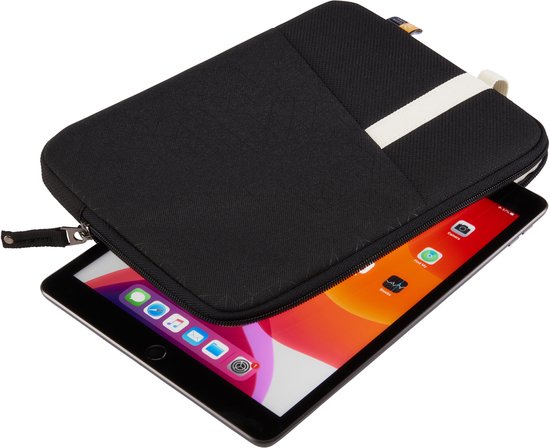 Zwarte tablethoes, deels open met een iPad erin, met een witte band aan de zijkant.