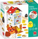 Doos van het spel Happy Chickens met een kippenhok, gele kuikens, een zwarte kip en ronde eivormige tegels.