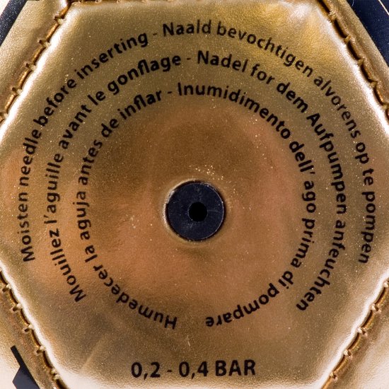 Gouden voetbal met zwarte tekst 'Moisten needle before inserting' en drukindicatie '0,2 - 0,4 BAR'.