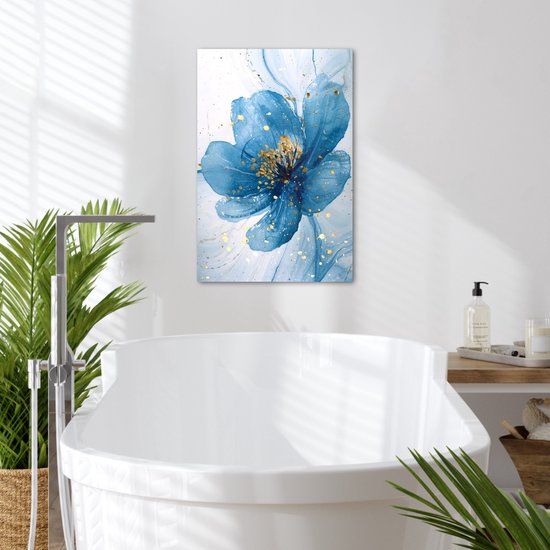 Peinture abstraite d'une fleur bleue avec des éclaboussures dorées, suspendue au-dessus d'une baignoire.