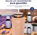 Collage: Rose gouden diffuser, flesjes geurolie, lavendelveld en handdoek. 'Keuze uit verschillende pure geuroliën'.