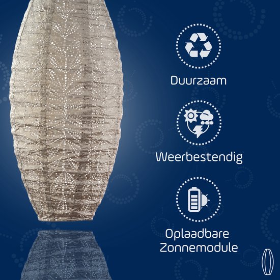 Zilverkleurige lampion met lasergesneden patroon. Duurzaam, weerbestendig met oplaadbare zonnemodule.