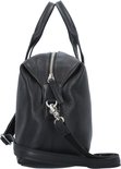 Zijkant van een zwarte leren Burkely bowler tas met zilverkleurige ritssluiting en gesp.