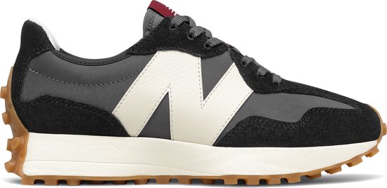 Zwarte New Balance sneaker met beige 'N' logo, witte zool en bruine profielzool.