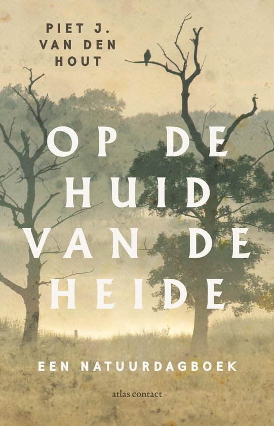 Boekomslag met de titel 'Op de huid van de heide' door Piet J. van den Hout. Silhouetten van bomen tegen een mistige achtergrond.