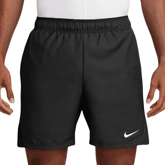 Short Nike noir avec un swoosh blanc sur la jambe gauche. Ceinture élastique.