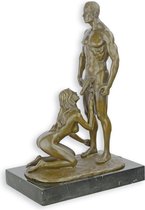 EEN EROTISCH BRONZEN BEELD VAN EEN VROUW DIE ORALE SEKS GEEFT