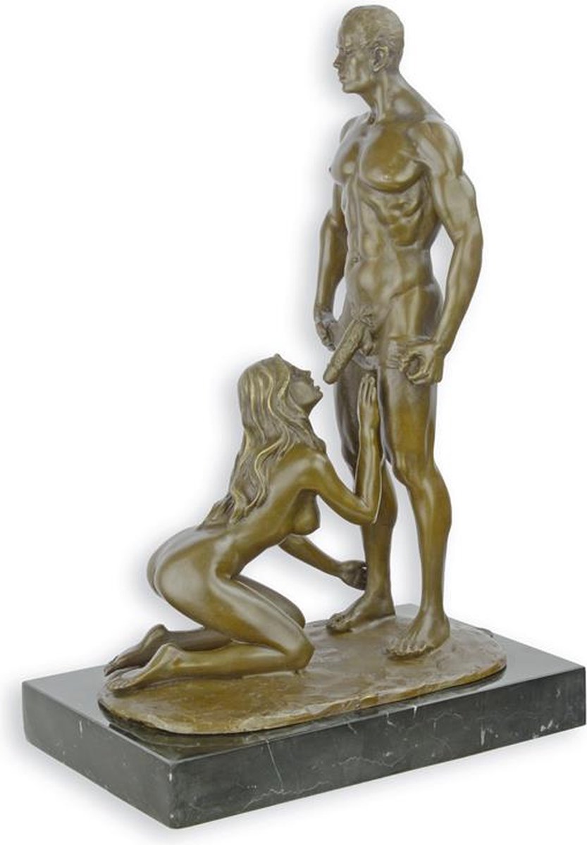 EEN EROTISCH BRONZEN BEELD VAN EEN VROUW DIE ORALE SEKS GEEFT