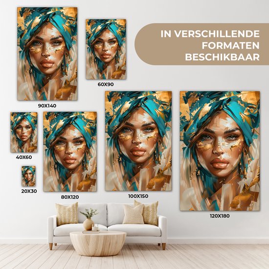 Een schilderij van een vrouw met een blauwe tulband, gouden accenten en roze lippen.