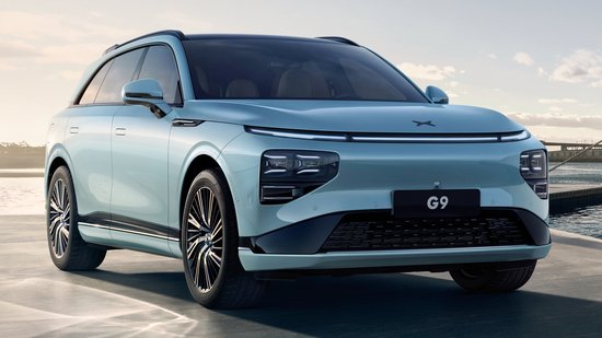 Vue de face d'un SUV Xpeng G9 bleu clair avec calandre fermée et phares.