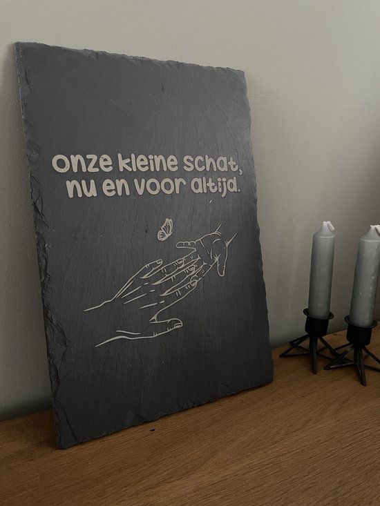 Foto: Gedenksteen kind gedenkartikelen herdenkings artikelen herdenking grafdecoratie gedenkplaat gedenksteen gedenkplaatje voor overledene graf beeld urn graf versiering grafsteen beeldje