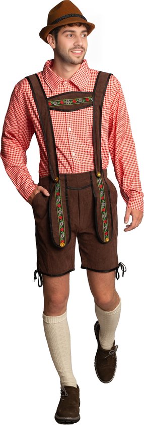 Homme avec chemise à carreaux rouges, culotte de cuir marron avec bretelles et chapeau.