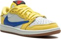 Gele Jordan 1 Low sneaker met blauwe swoosh en crème details.