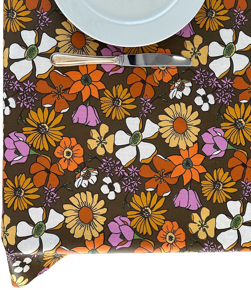 BINK Bedding Tafelkleed - Tafelzeil Flower Power - Acryl gecoat Katoen 500 x 145 cm - afneembaar - wasbaar - feest - feestdecoratie - kinderfeestje - verjaardag - buiten eten - bloemen - bruin - oranje - lila - wit - groen