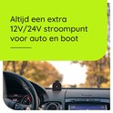 12V/24V stroompunt in auto dashboard, tussen het stuur en het infotainmentsysteem.