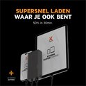 Grijze Xtorm powerbank met aangesloten smartphone en tablet. Tekst: "Supersnel laden waar je ook bent".