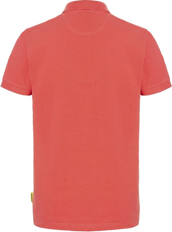 Achterkant van een rood poloshirt met korte mouwen. Een geel label met '##AMINOMAD' is zichtbaar aan de linker onderkant.
