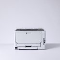 Vooraanzicht van een witte Brother printer met aan de rechterkant twee poorten.