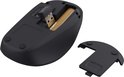 Zwarte draadloze muis met USB-ontvanger en batterijdeksel los.