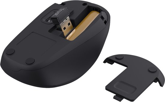 Zwarte draadloze muis met USB-ontvanger en batterijdeksel los.
