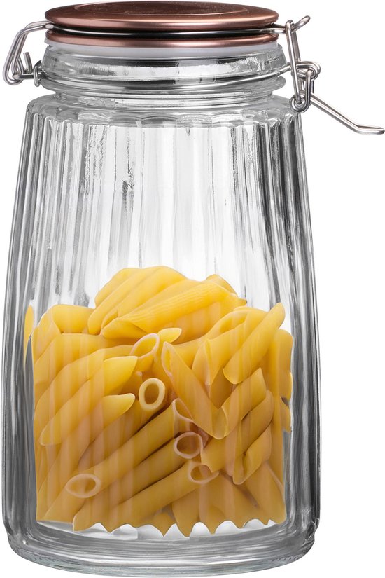 Bocal en verre avec fermeture à bascule et couvercle couleur cuivre, rempli de pâtes penne.