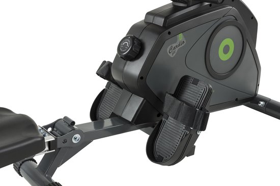Detail van de pedalen en weerstandsregelaar op een donkergrijze roeitrainer.