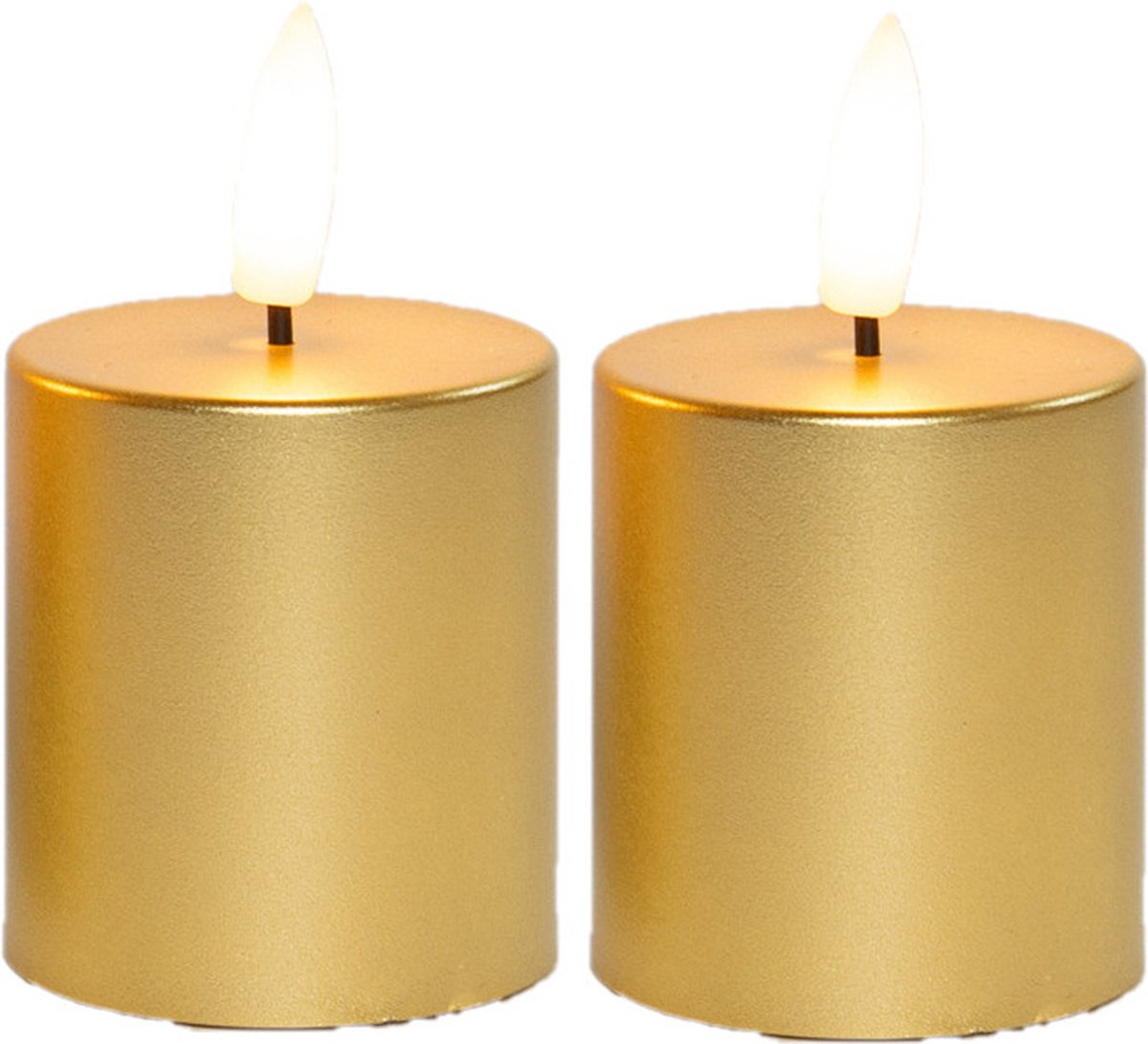 Anna's Collection LED kaarsen/stompkaarsen - 2x st - goud - D4,5 x H8 cm - timer - warm wit Goudkleurig
