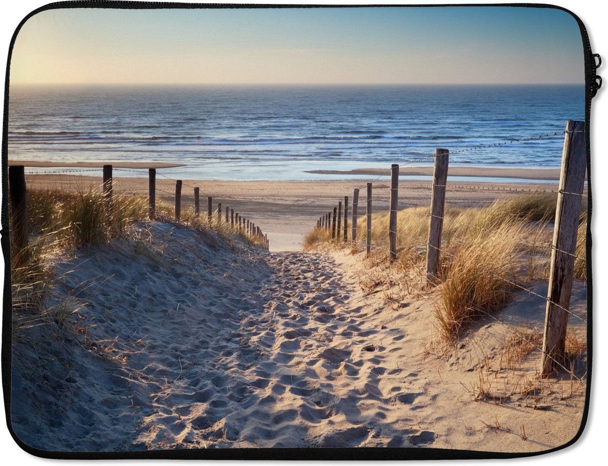 Laptophoes 17 inch - Strand - Zee - Nederland - Duinen - Zon - Laptop sleeve - Binnenmaat 41x28 cm - Zwarte achterkant