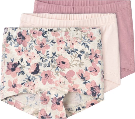Drie broekjes op elkaar: effen roze, lichtroze en met bloemenprint.