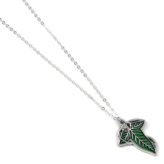Zilverkleurige ketting met een gedetailleerde hanger van een groen blad met zilverkleurige nerven.