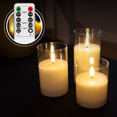Drie witte LED-kaarsen in glazen houders, met een afstandsbediening getoond voor het instellen van de timer.