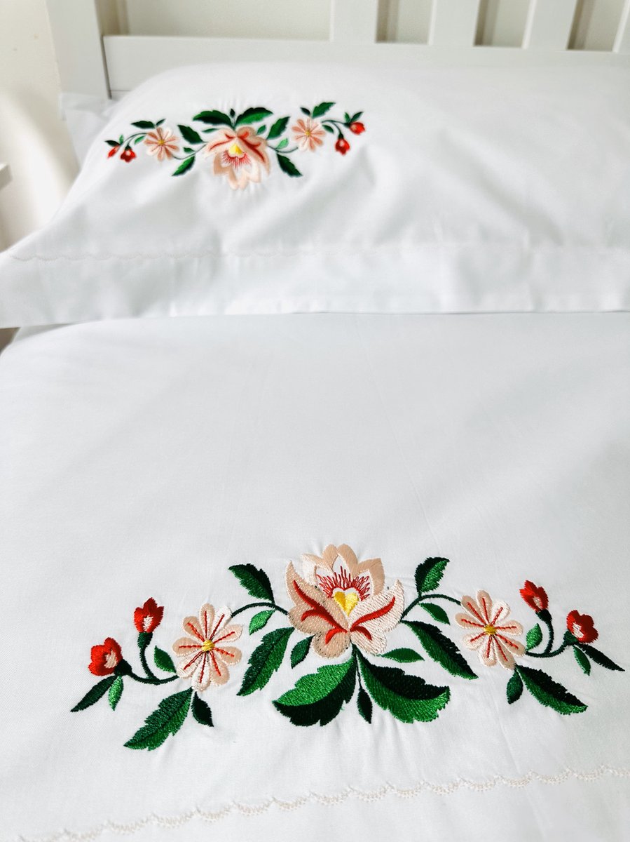 Geborduurd wit satijnen set (laken 180 x 260 cm + kussensloop 50 x 70 cm) met waterlelies voor eenpersoonsbed/Embroidered white Satin set (sheet 180 x 260 cm + Pillowcase 50 x 70 cm) with water lilies for single bed