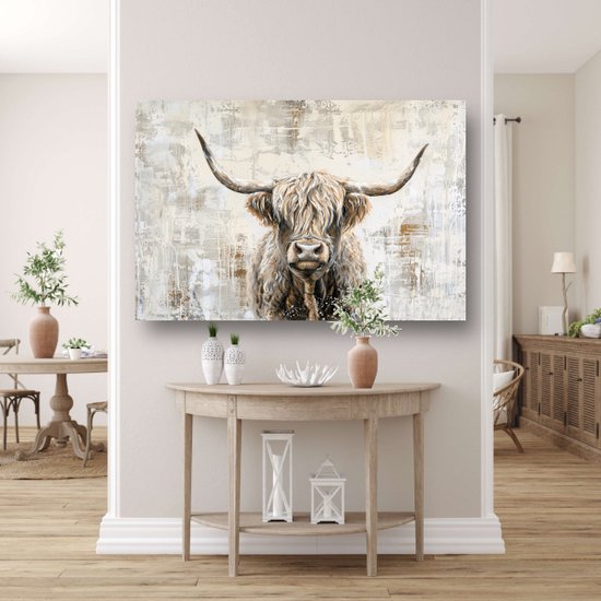 Abstract schilderij van een bruine Schotse hooglander met lange horens, boven een hal tafel.