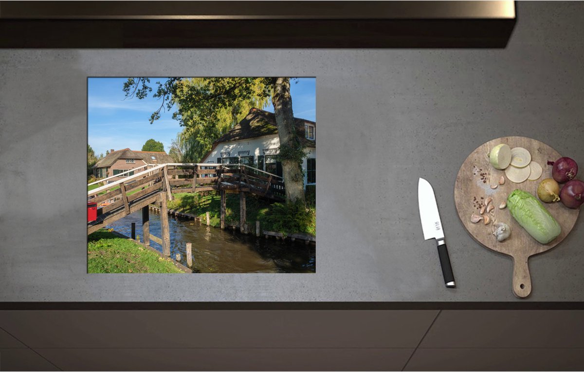 Inductieplaat Beschermer - Bruggetje over Sloot naar Nederlandse Woning - 59x51 cm - 2 mm Dik - Inductie Beschermer - Bescherming Inductiekookplaat - Kookplaat Beschermer van Wit Vinyl